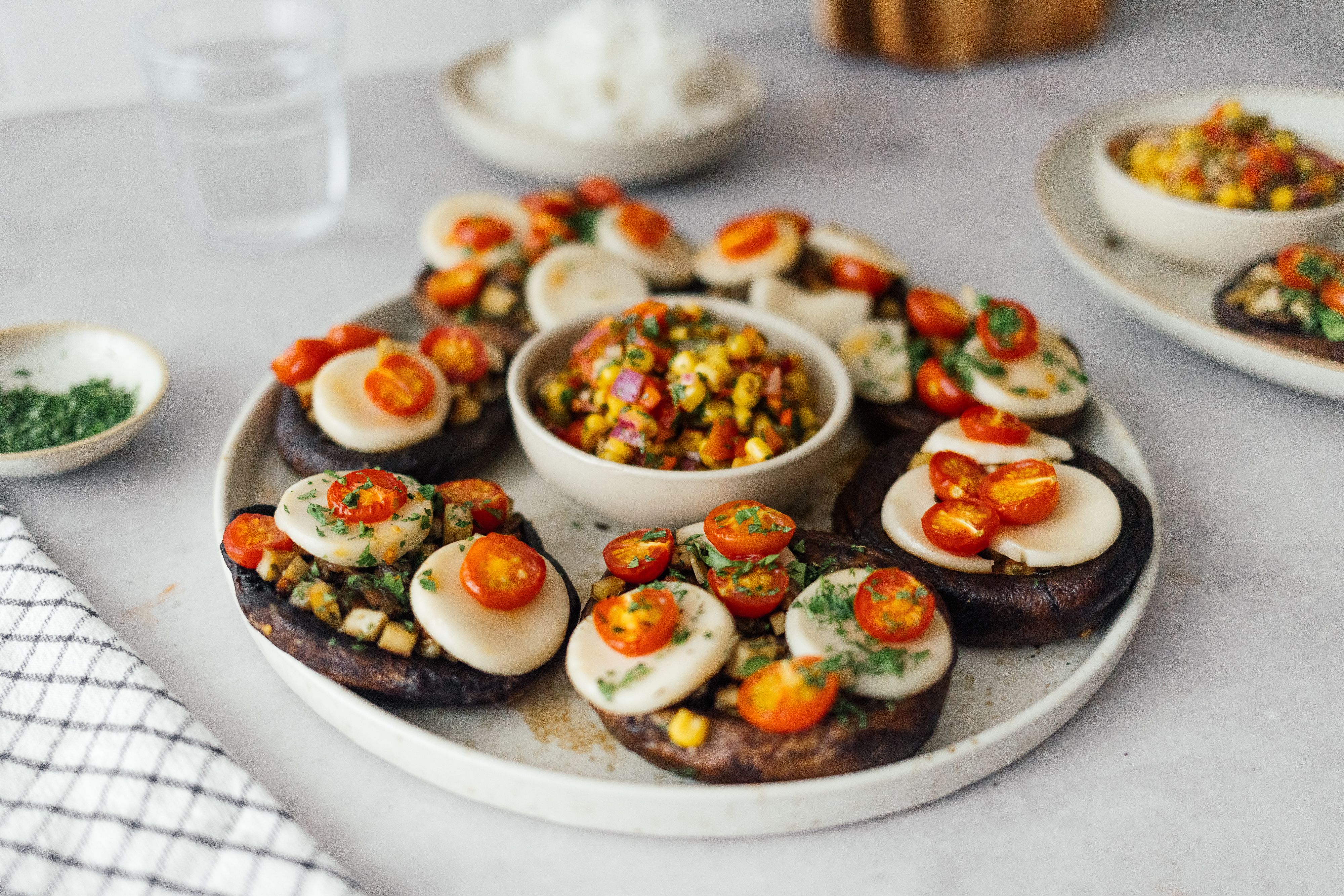 R715 Gefüllte & gegrillte Portobello Pilze mit Pickled Salsa