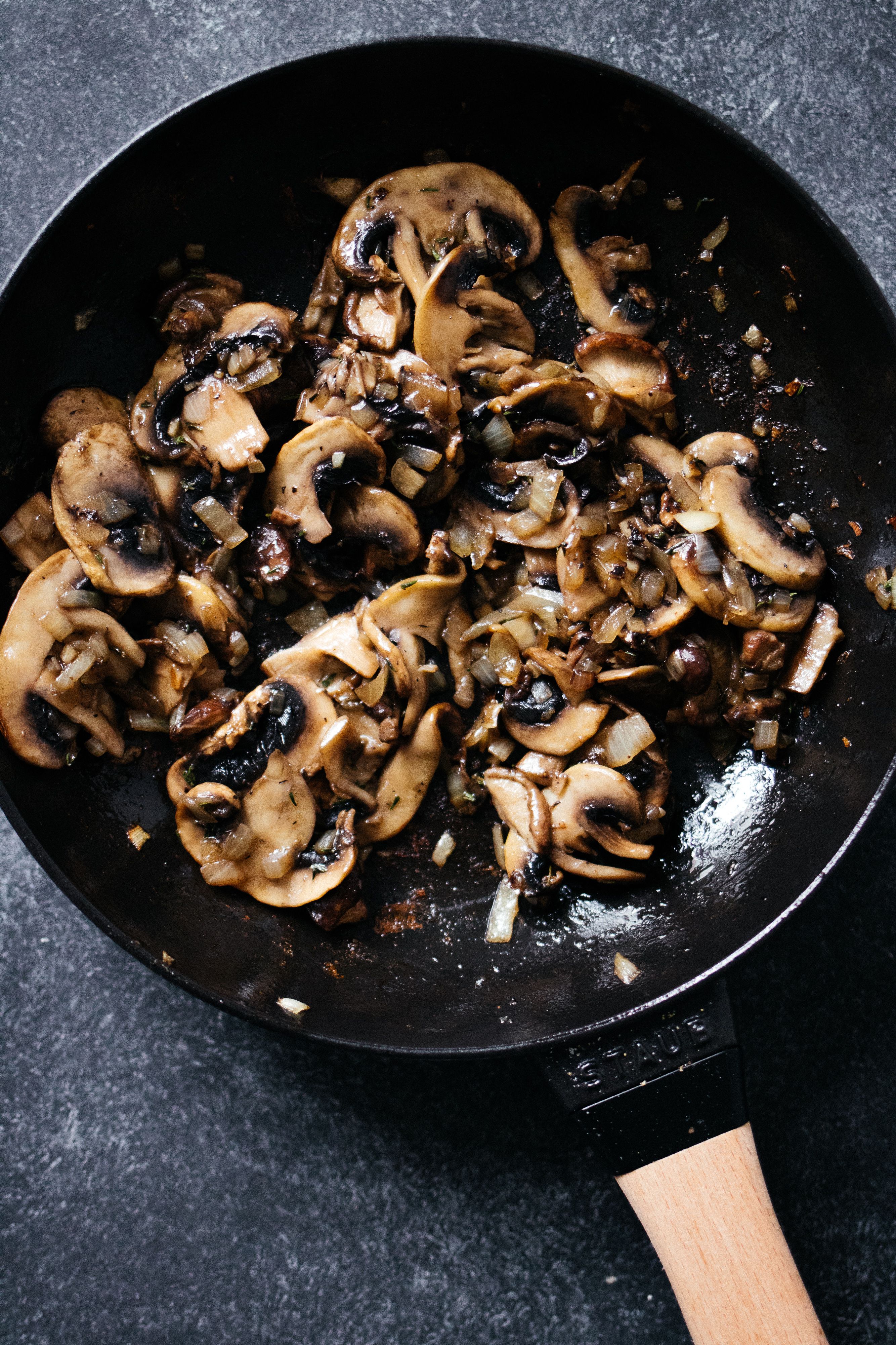 R362 Vegan Pasta with Pistachio Pesto & Mushrooms
