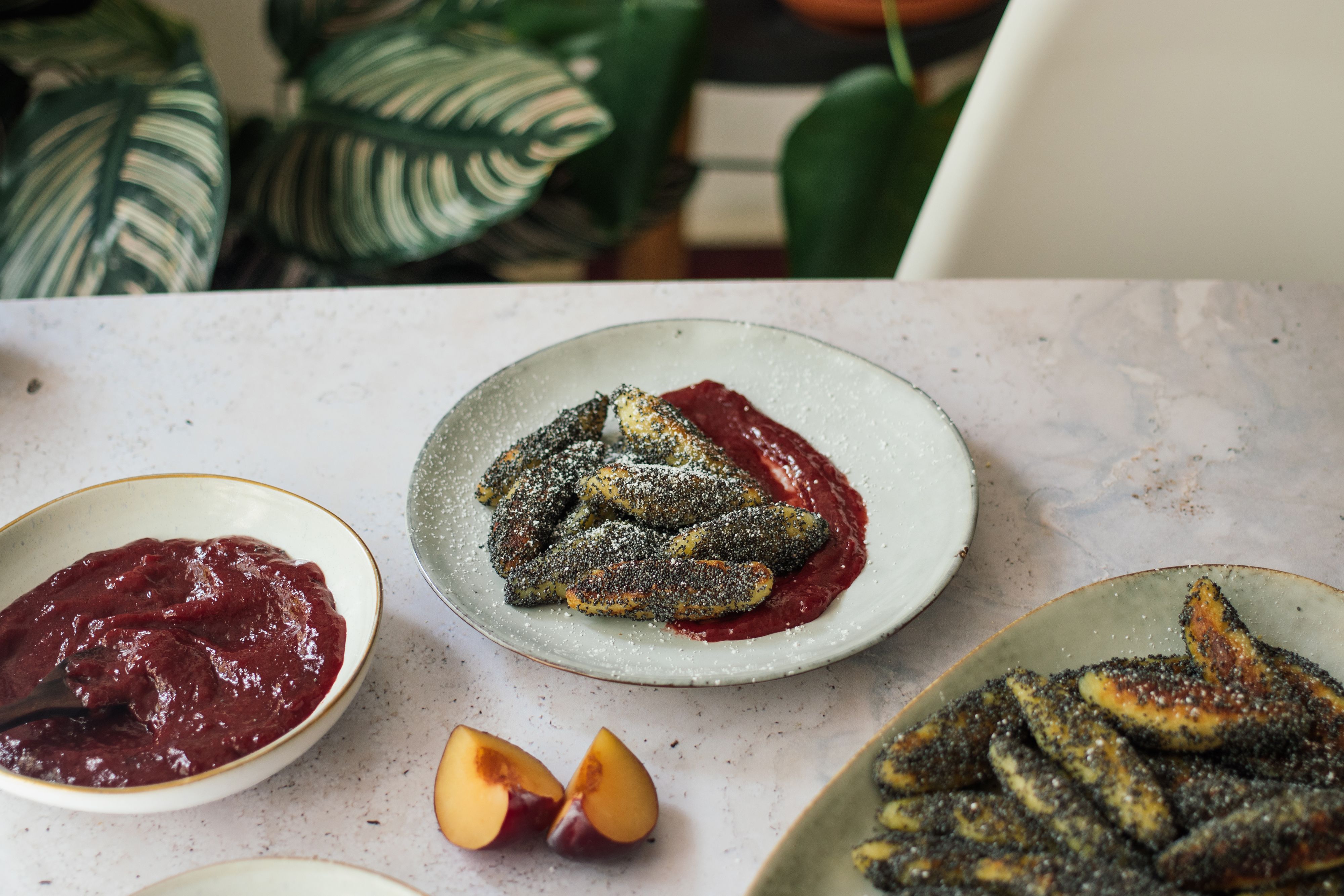 Vegane Mohn-Schupfnudeln mit Pflaumensauce