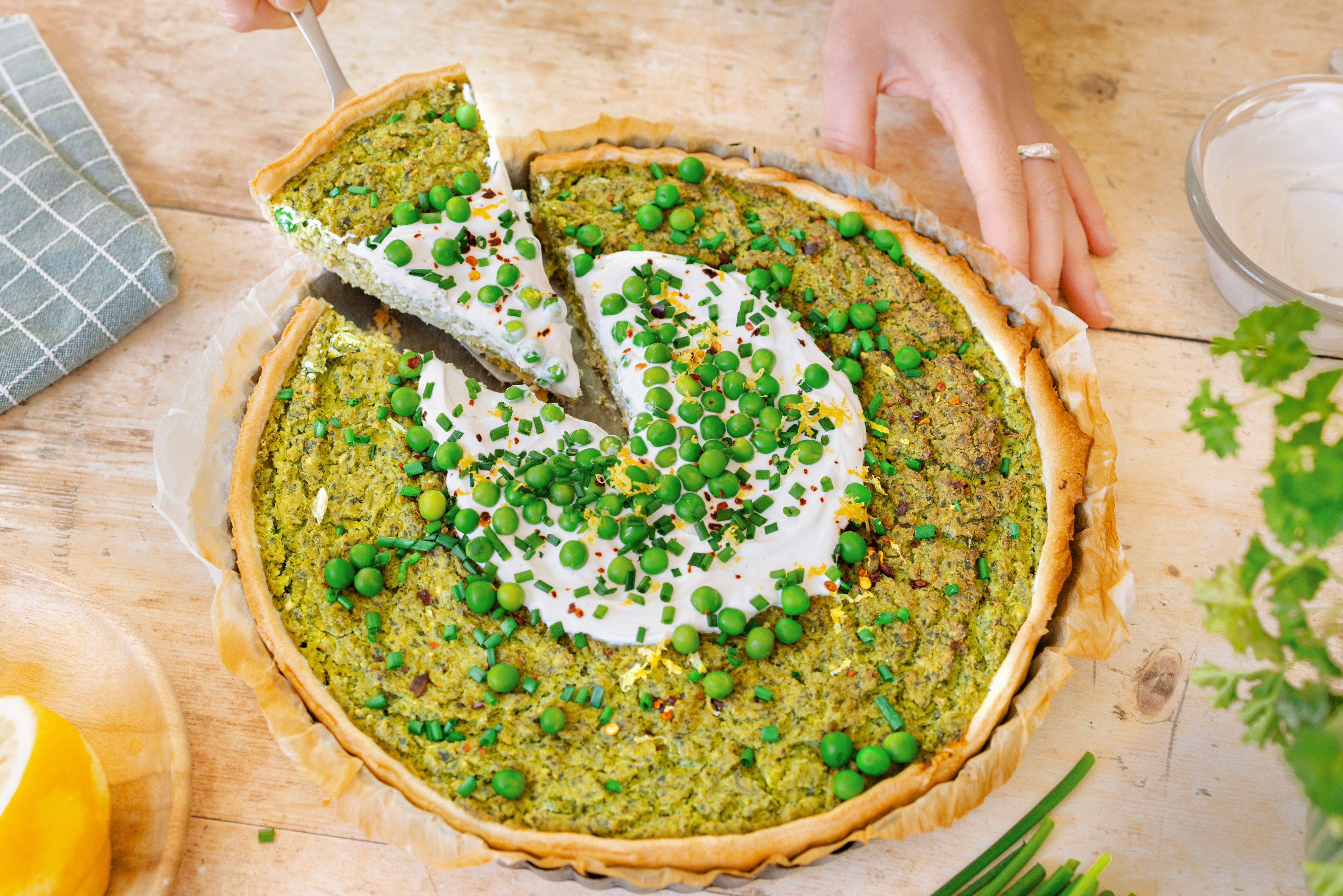 Vegane Quiche mit Erbsen, Spinat und Kräutern