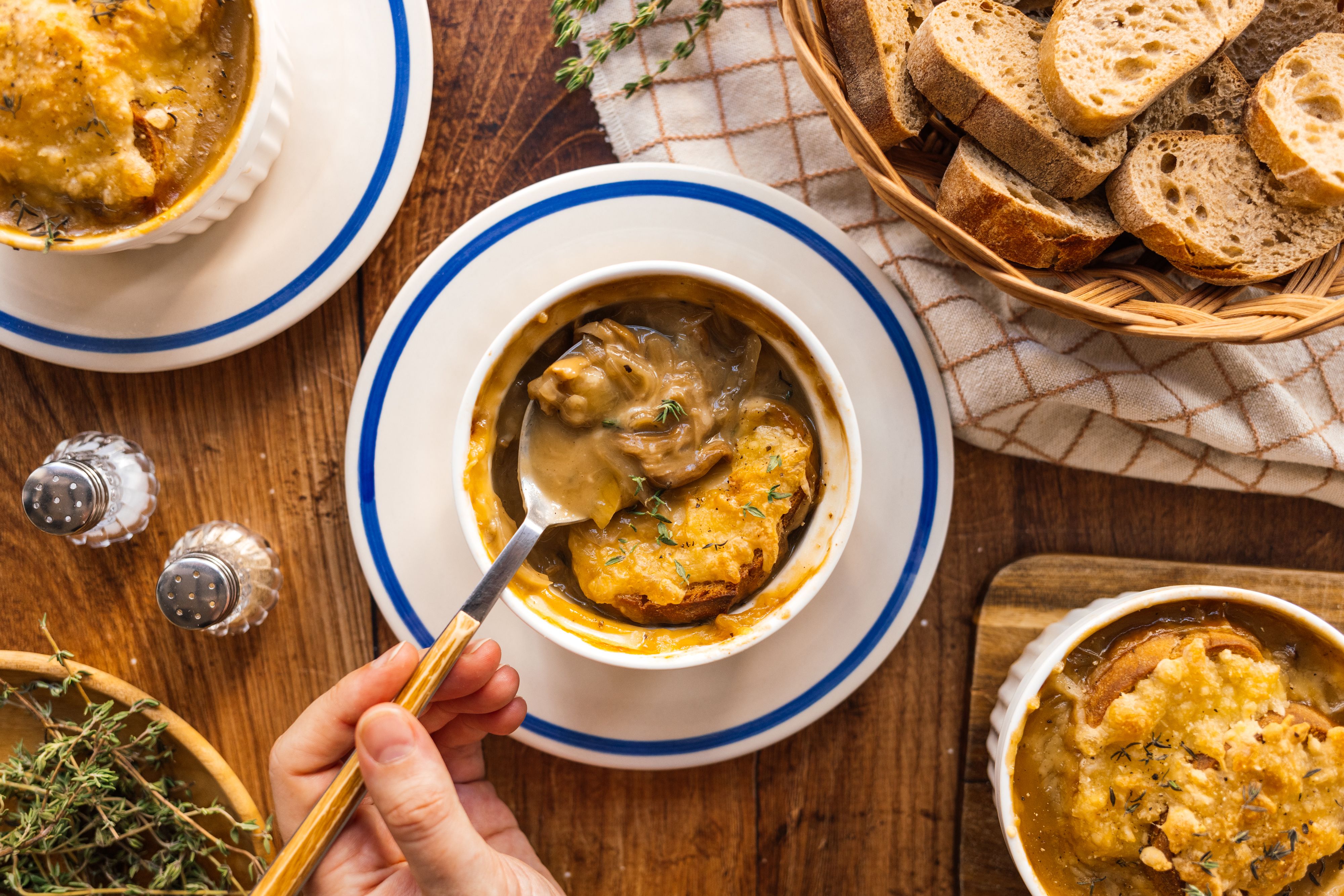 Vegane französische Zwiebelsuppe mit Steinpilzen