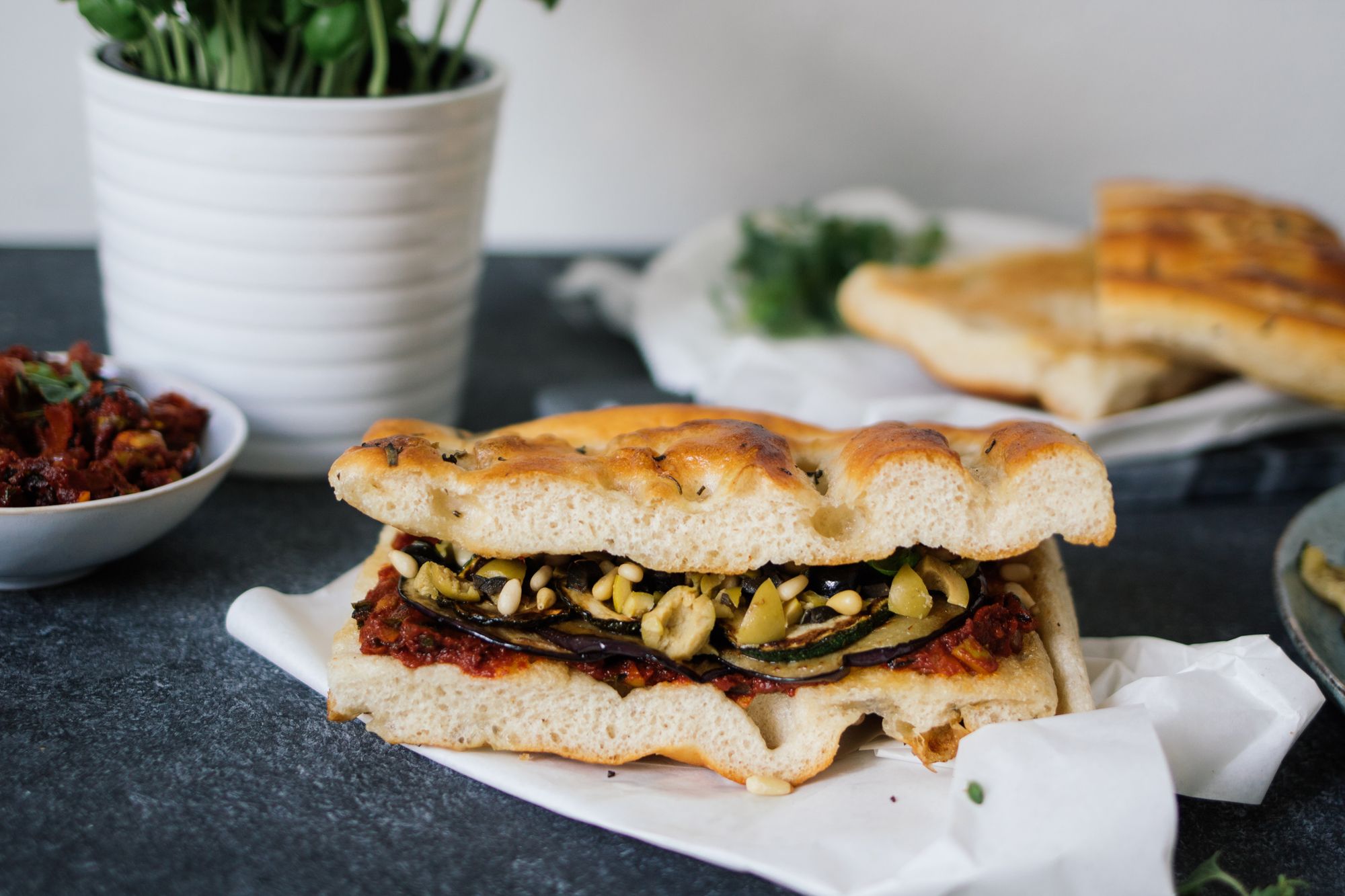 Veganes Focaccia Caponata Sandwich
