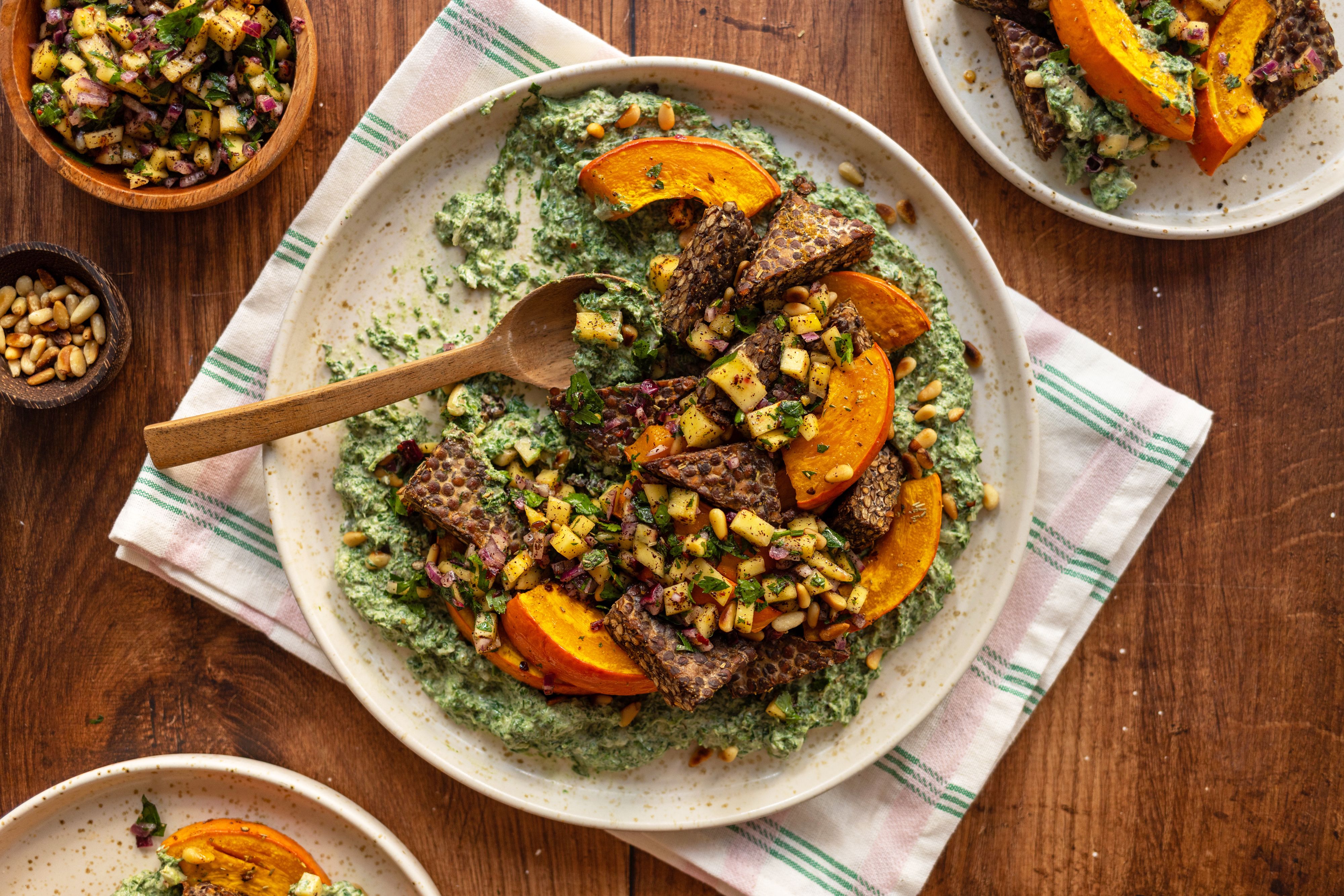 Kürbis und Tempeh aus dem Ofen mit würzigem Rahmspinat und Mango-Salsa