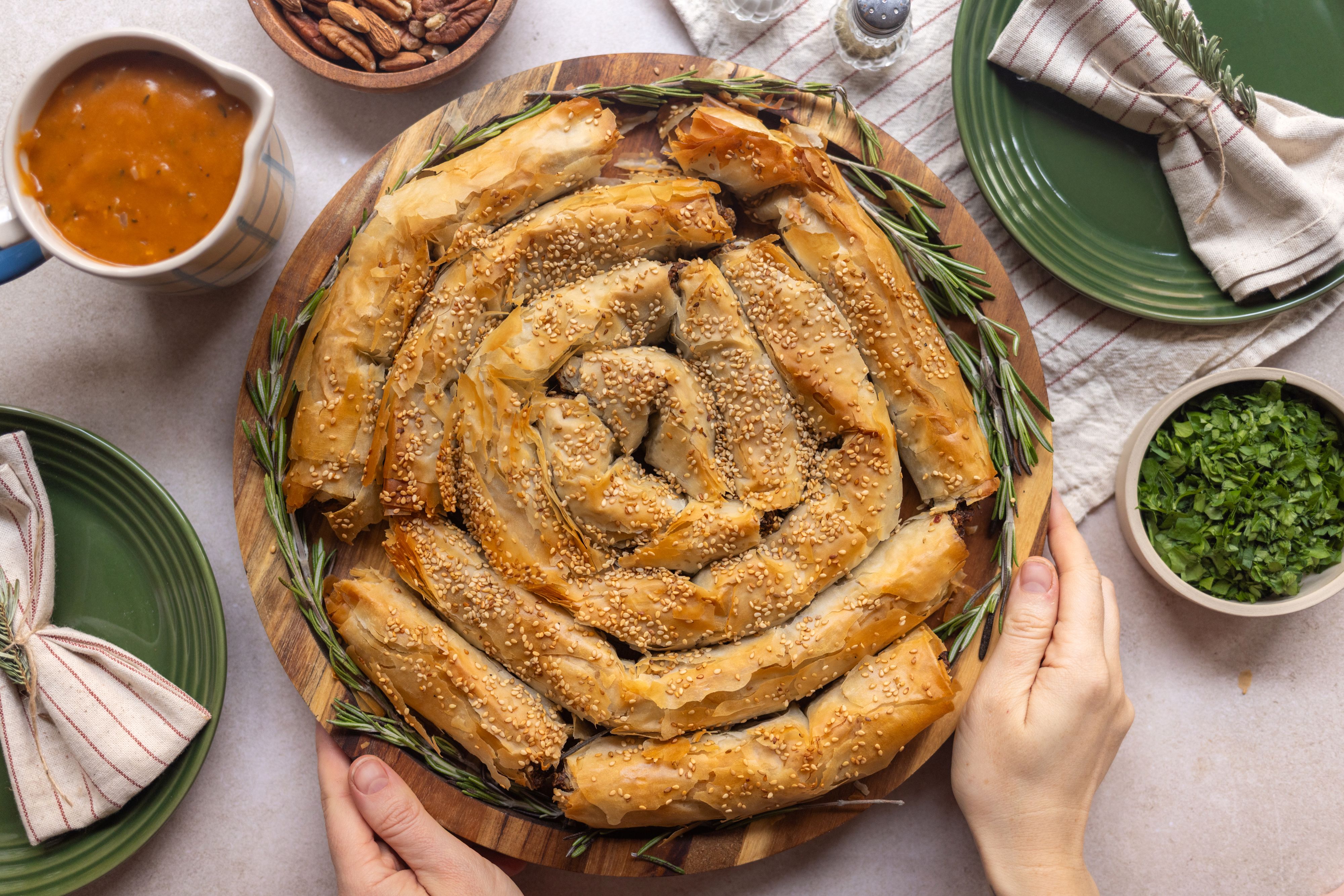 R1010 Veganer Nussbraten-Strudel mit schneller brauner Soße