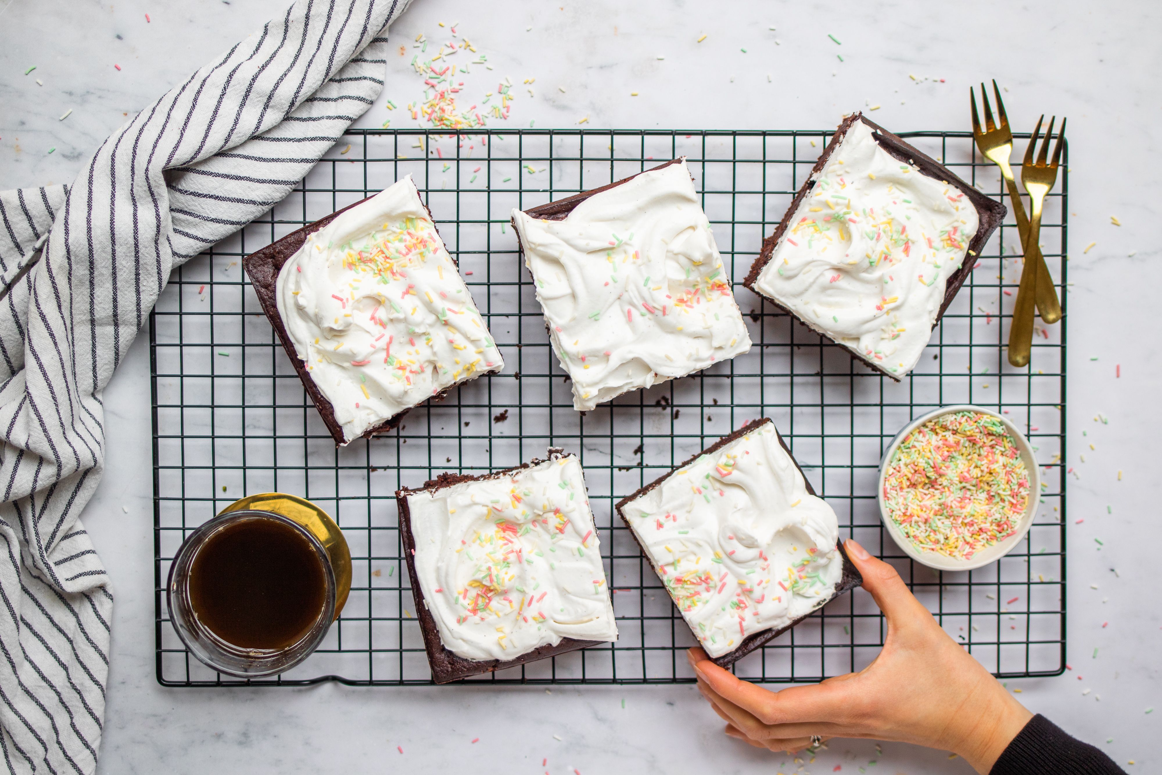 Veganer Schokoladenkuchen vom Blech mit Frischkäse-Topping