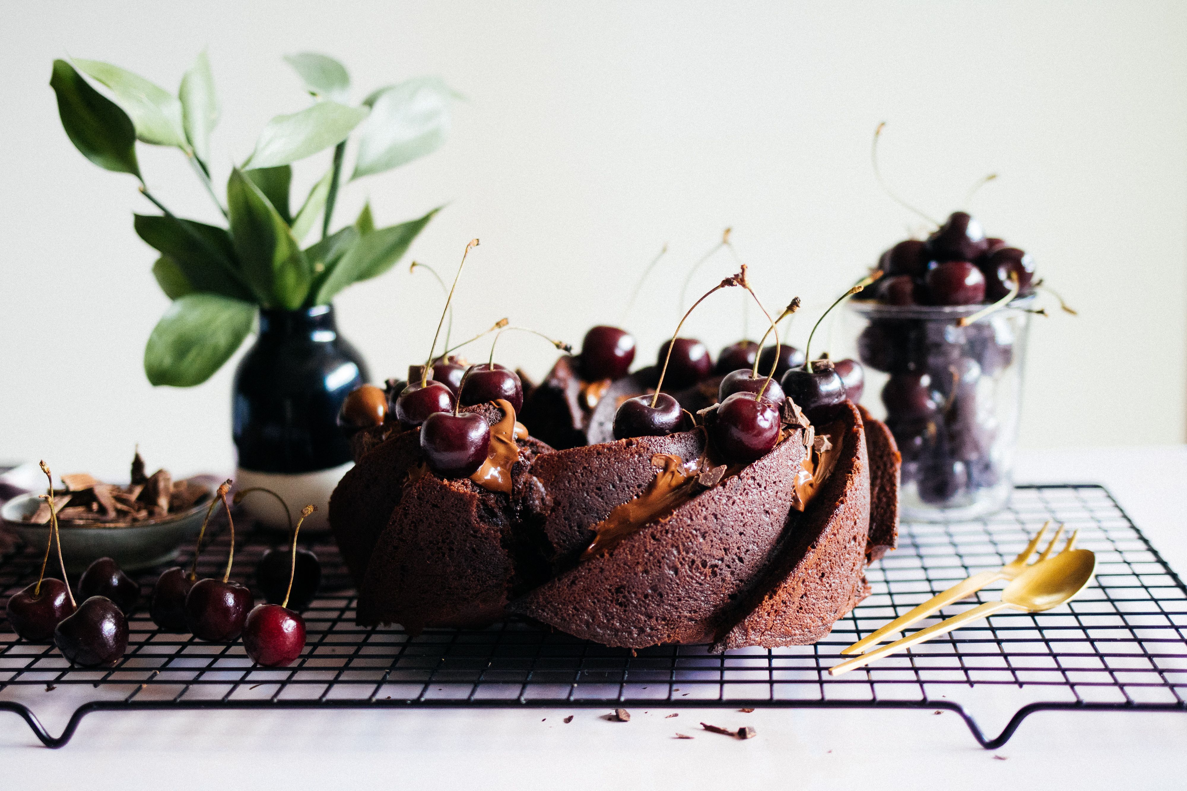 Saftiger, veganer Kirsch-Schokoladen-Gugelhupf