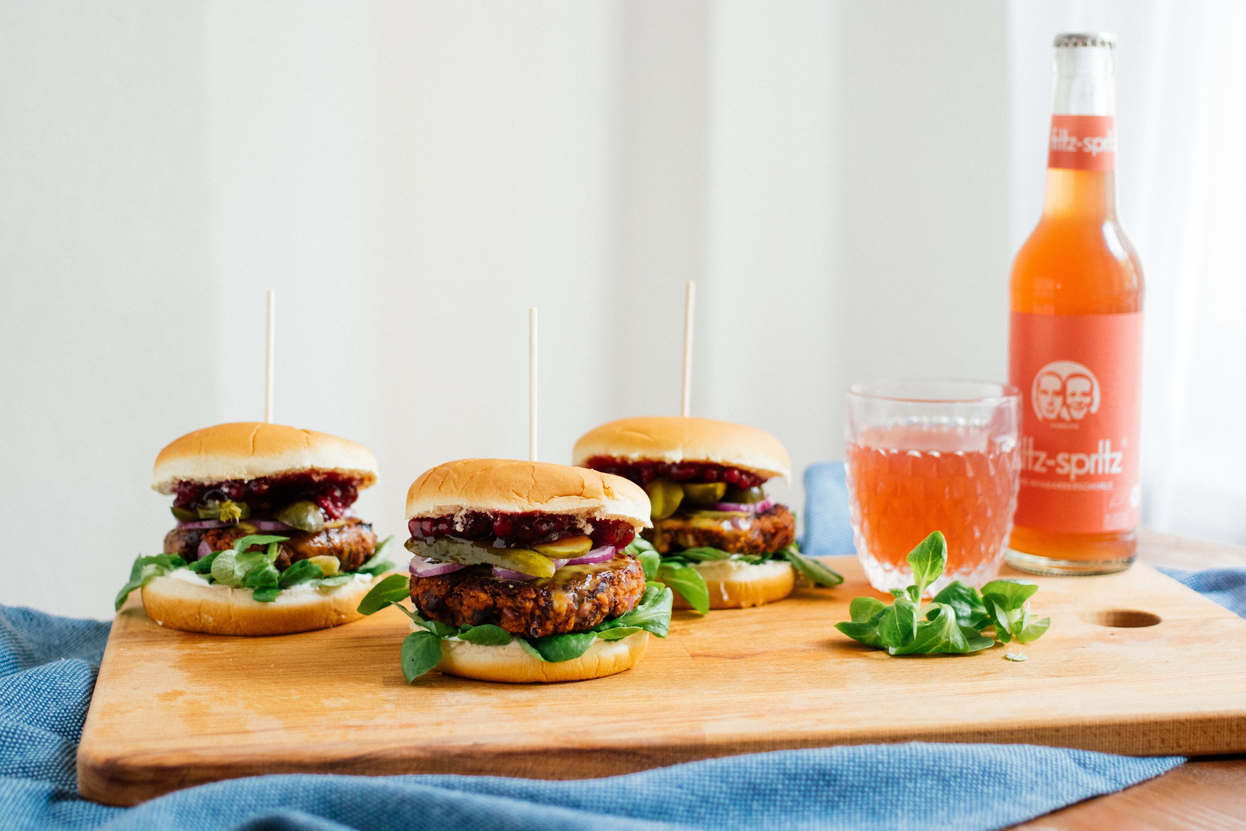 R420 Veganer Burger mit Black-Bean-Patty & Preiselbeeren