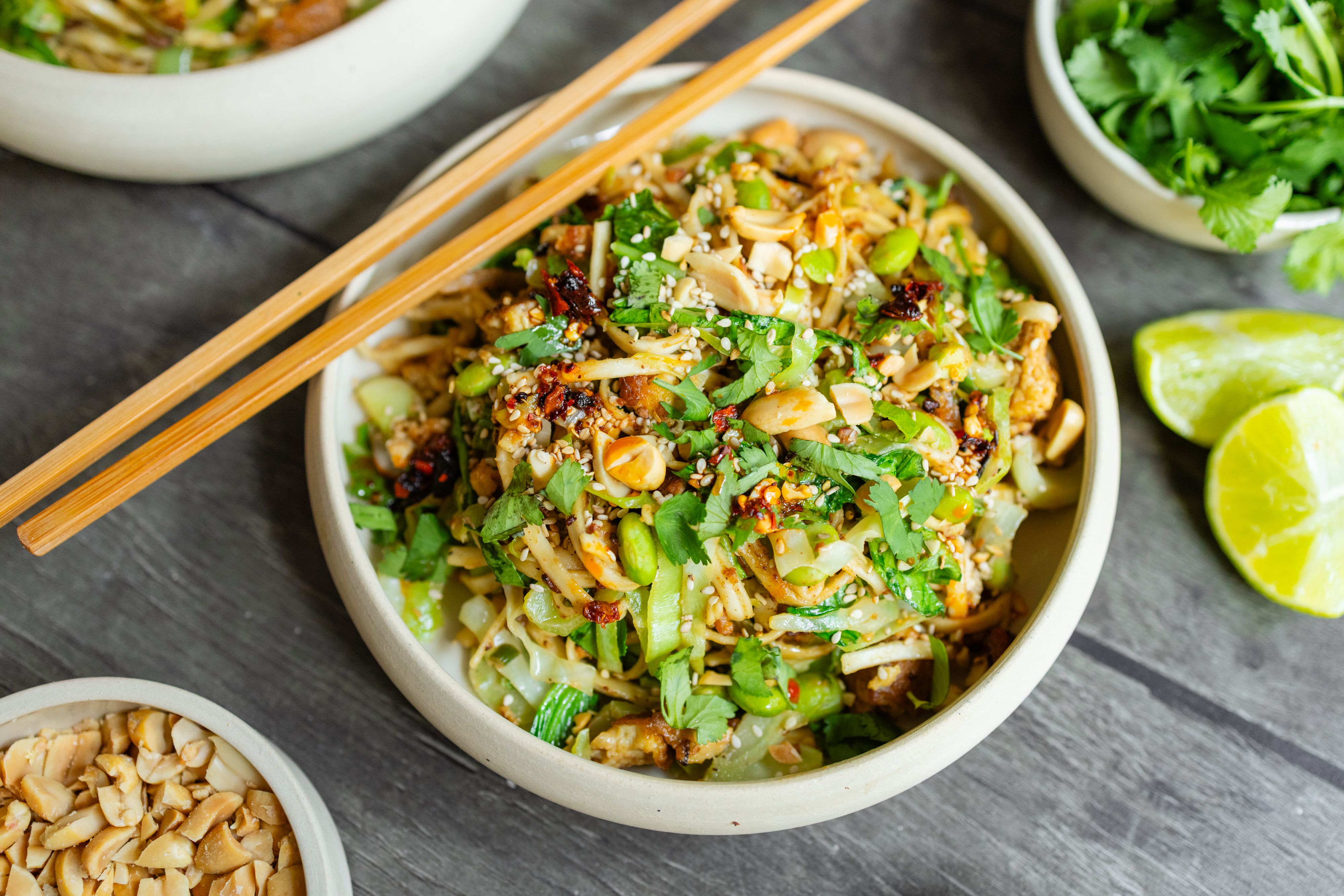 R865 Schnelle gebratene Nudeln mit Gemüse, Tofu und Erdnusssoße