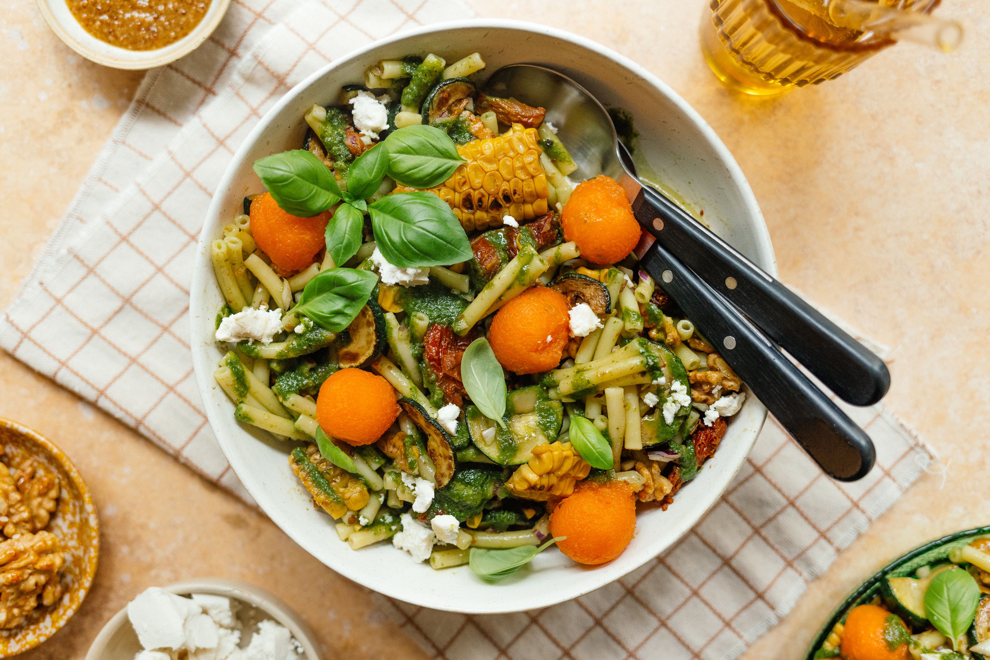 R893 Schneller Nudelsalat mit Melone, Basilikum & gegrilltem Mais