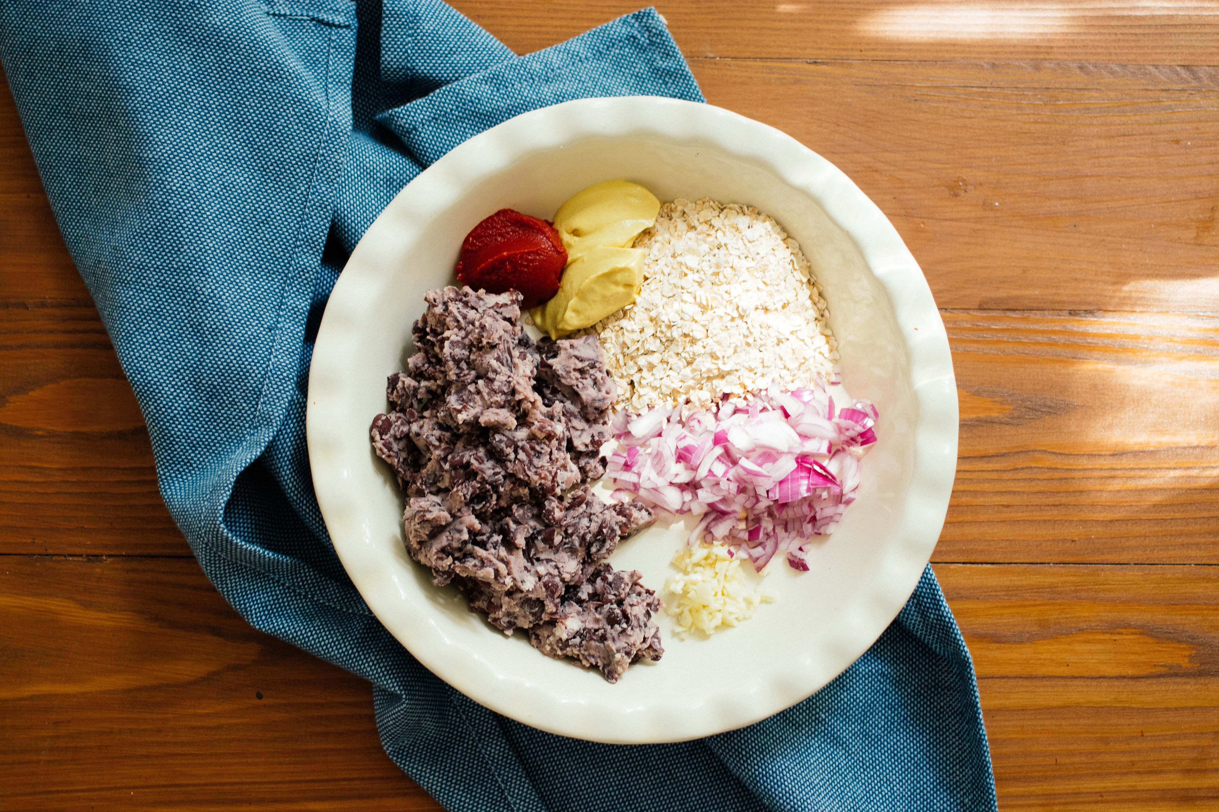 R420 Veganer Burger mit Black-Bean-Patty & Preiselbeeren