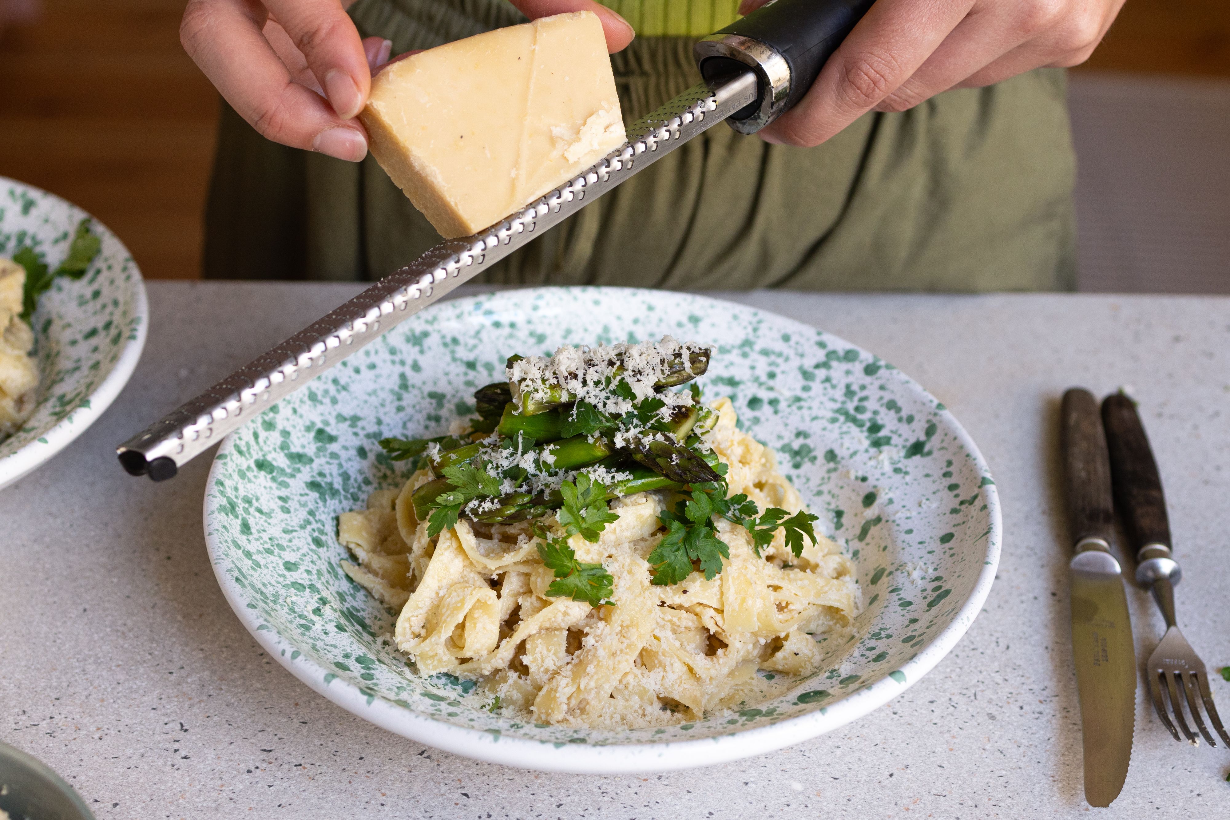 Schnelle Pasta mit veganem Ricotta und Spargel