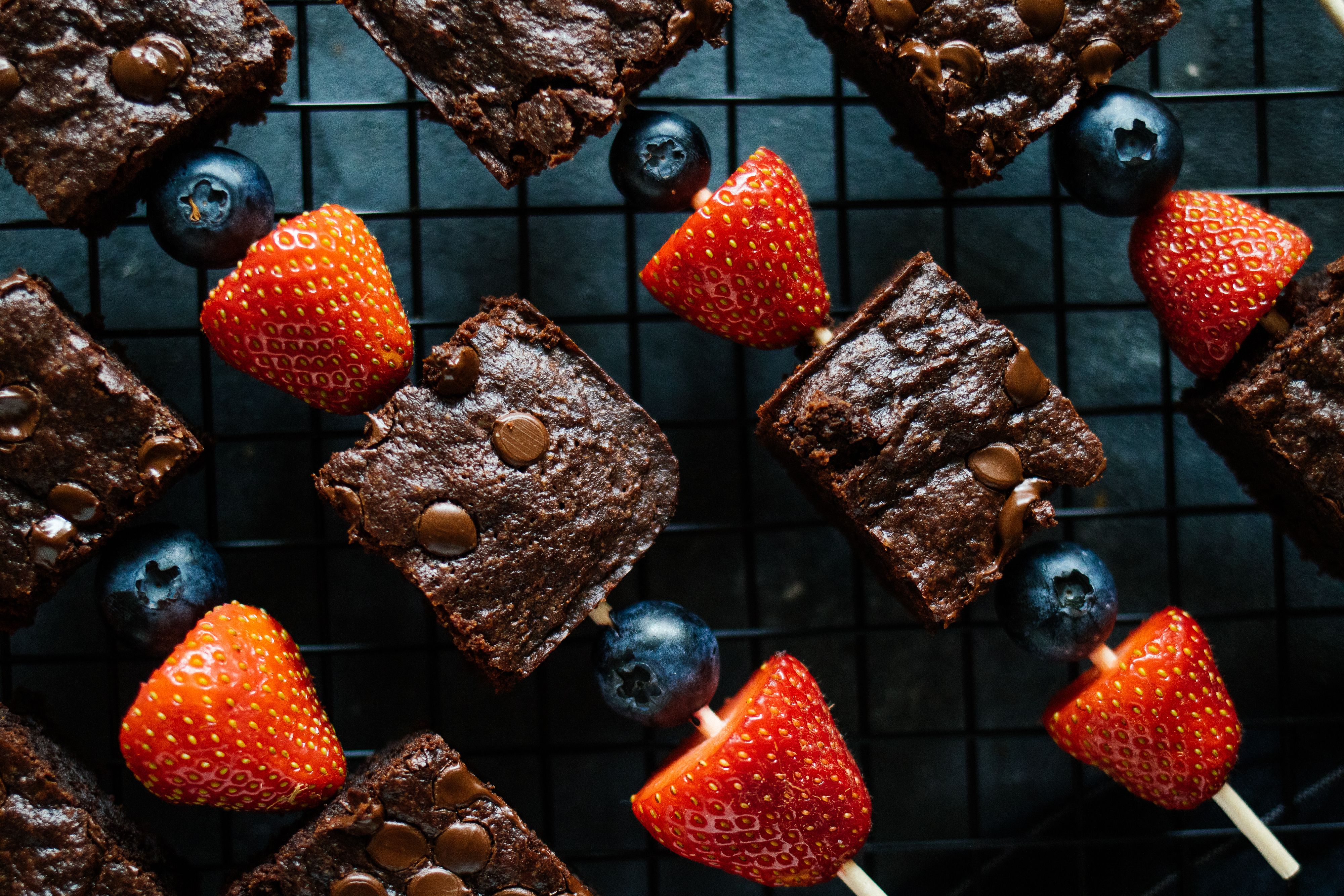 Sweet Sticks with vegan Brownies & Berries