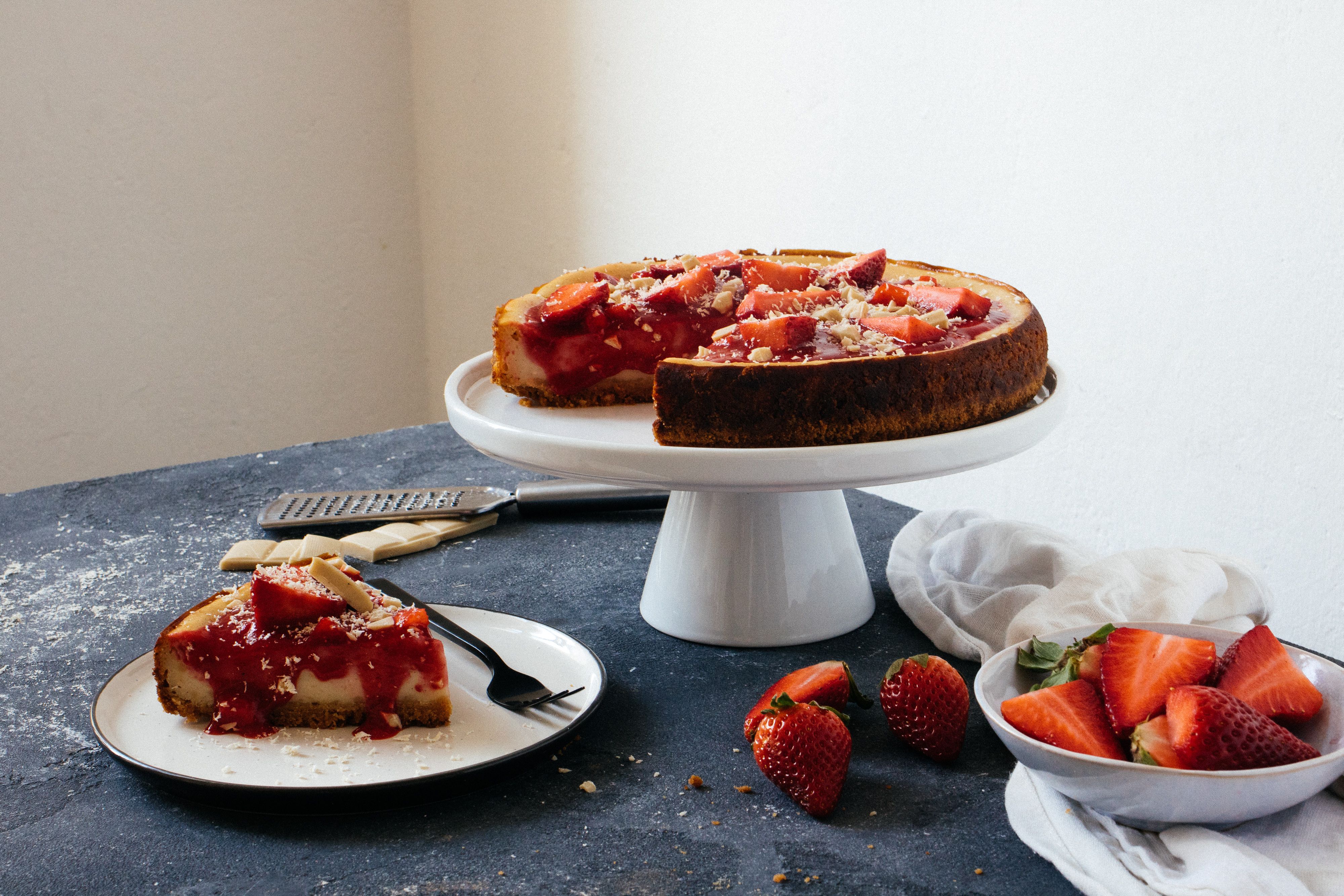 R378 Vegan New York Cheesecake with strawberries & white chocolate
