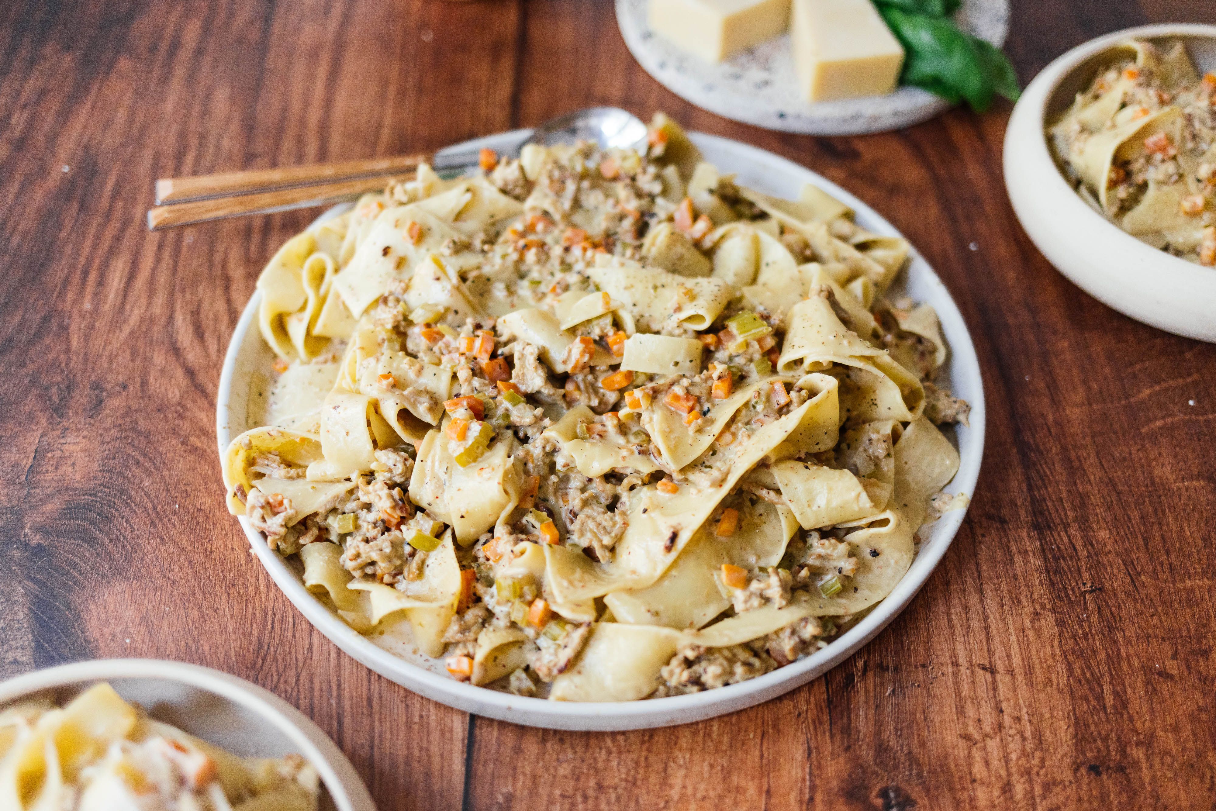 Pasta mit veganer weißer „Bolognese”