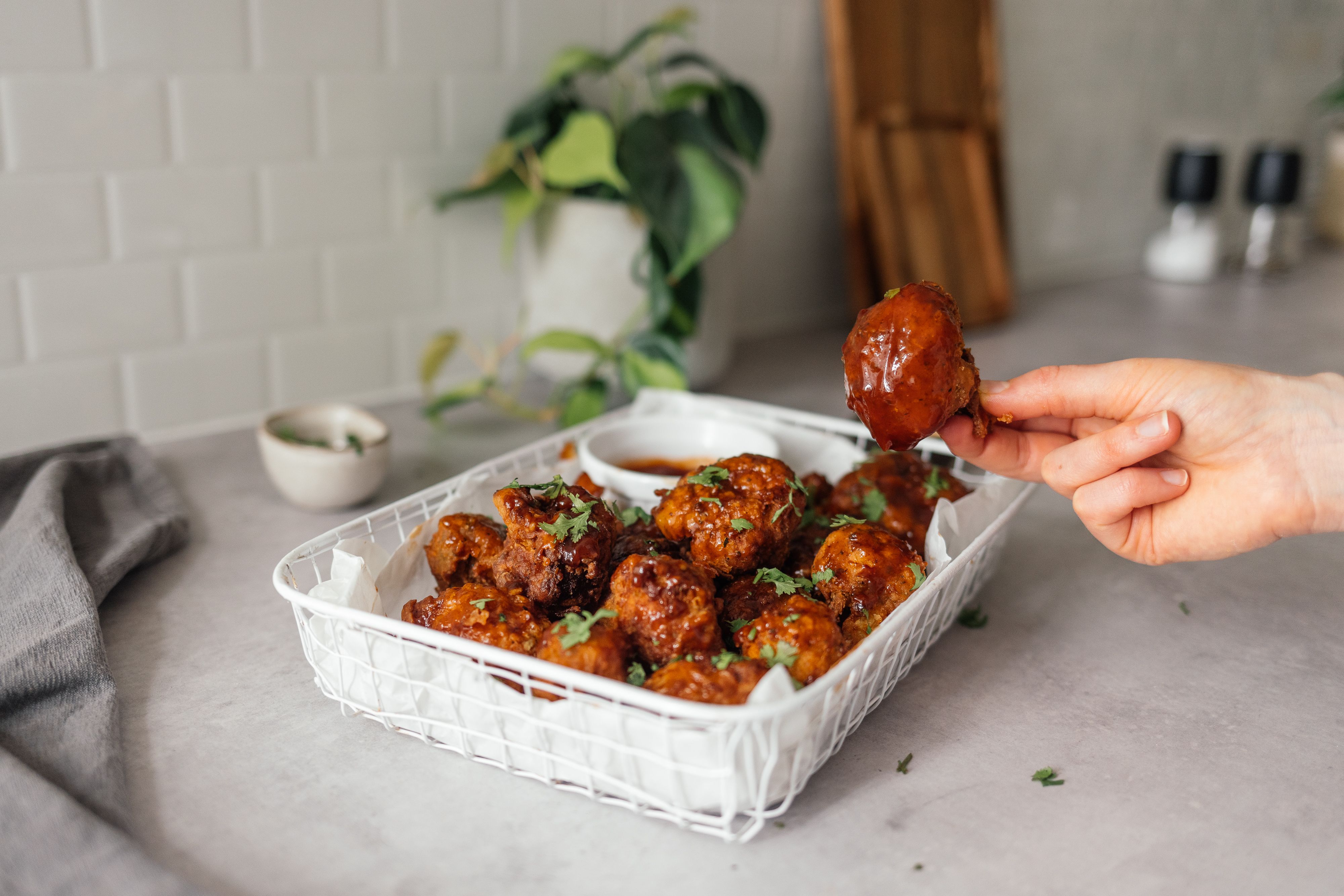 R154 Vegane Buffalo „Chicken“ Wings aus Blumenkohl