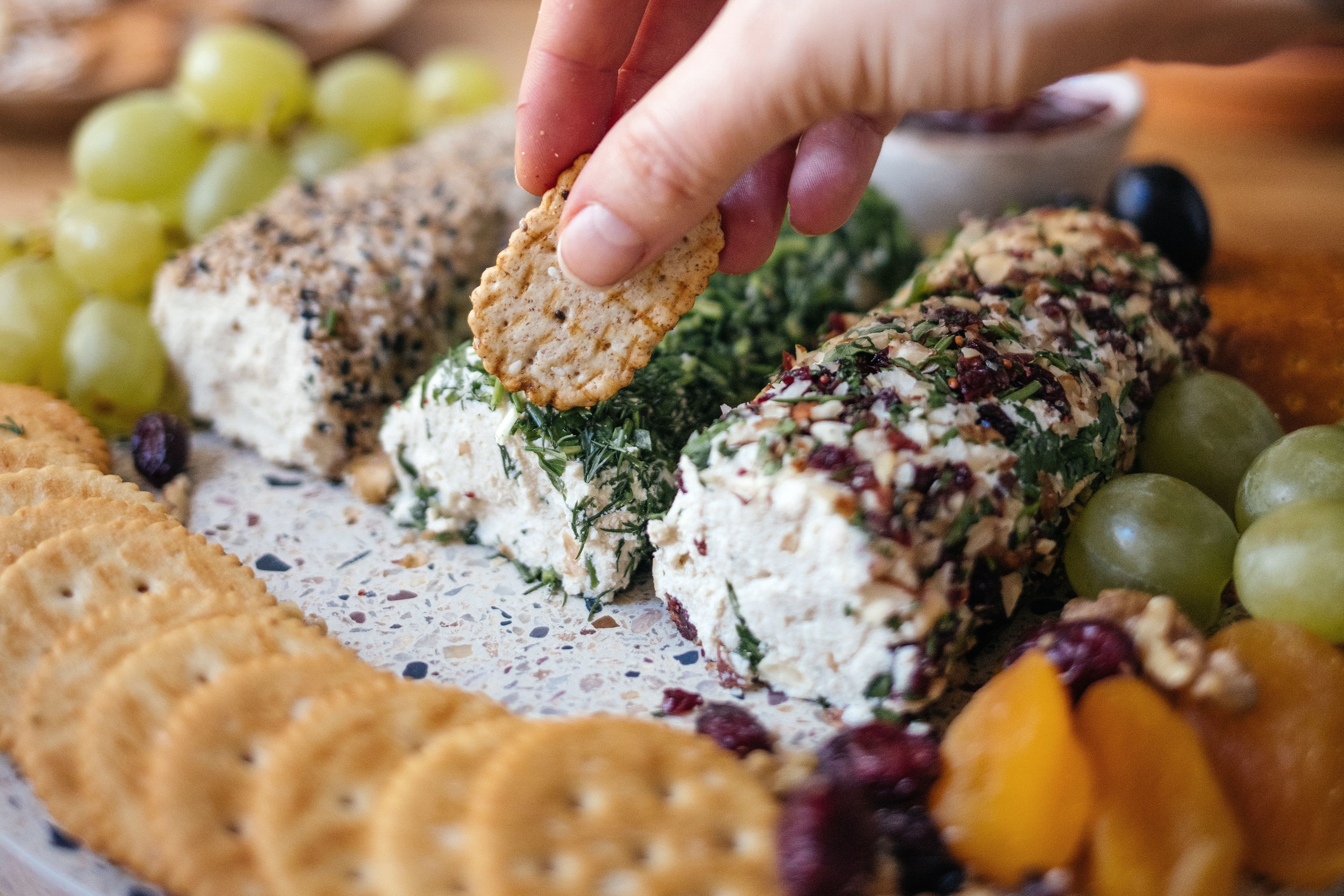 Selbstgemachte vegane Frischkäse-Rollen