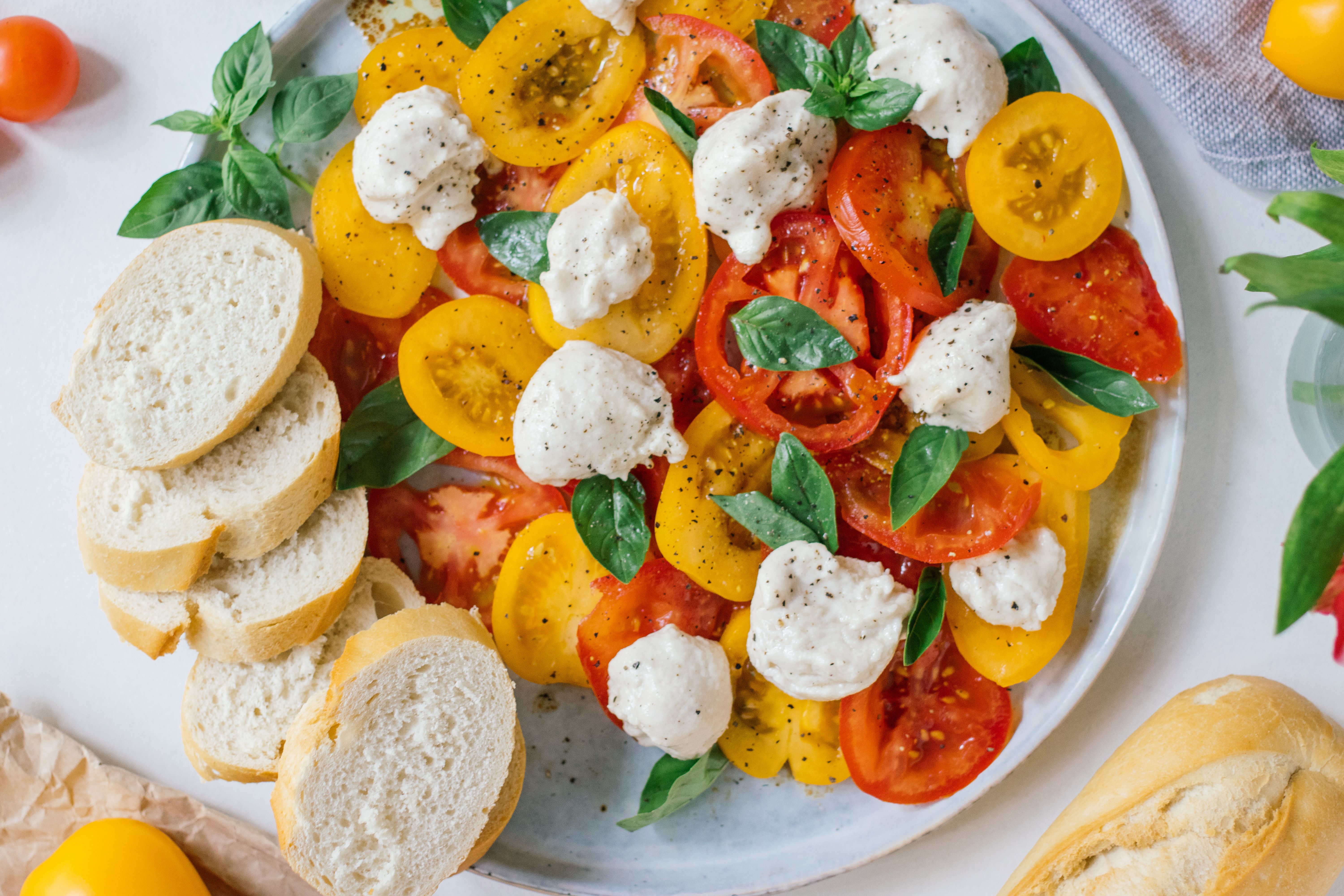 Caprese-Salat mit veganem Cashew-Mozzarella