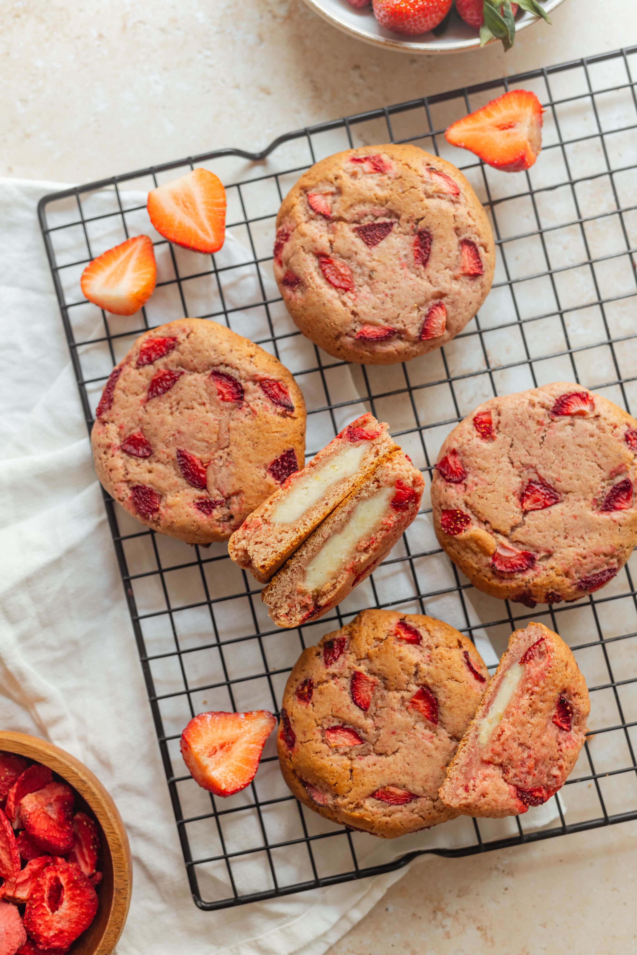 R967 Vegan Strawberry Cheesecake Cookies