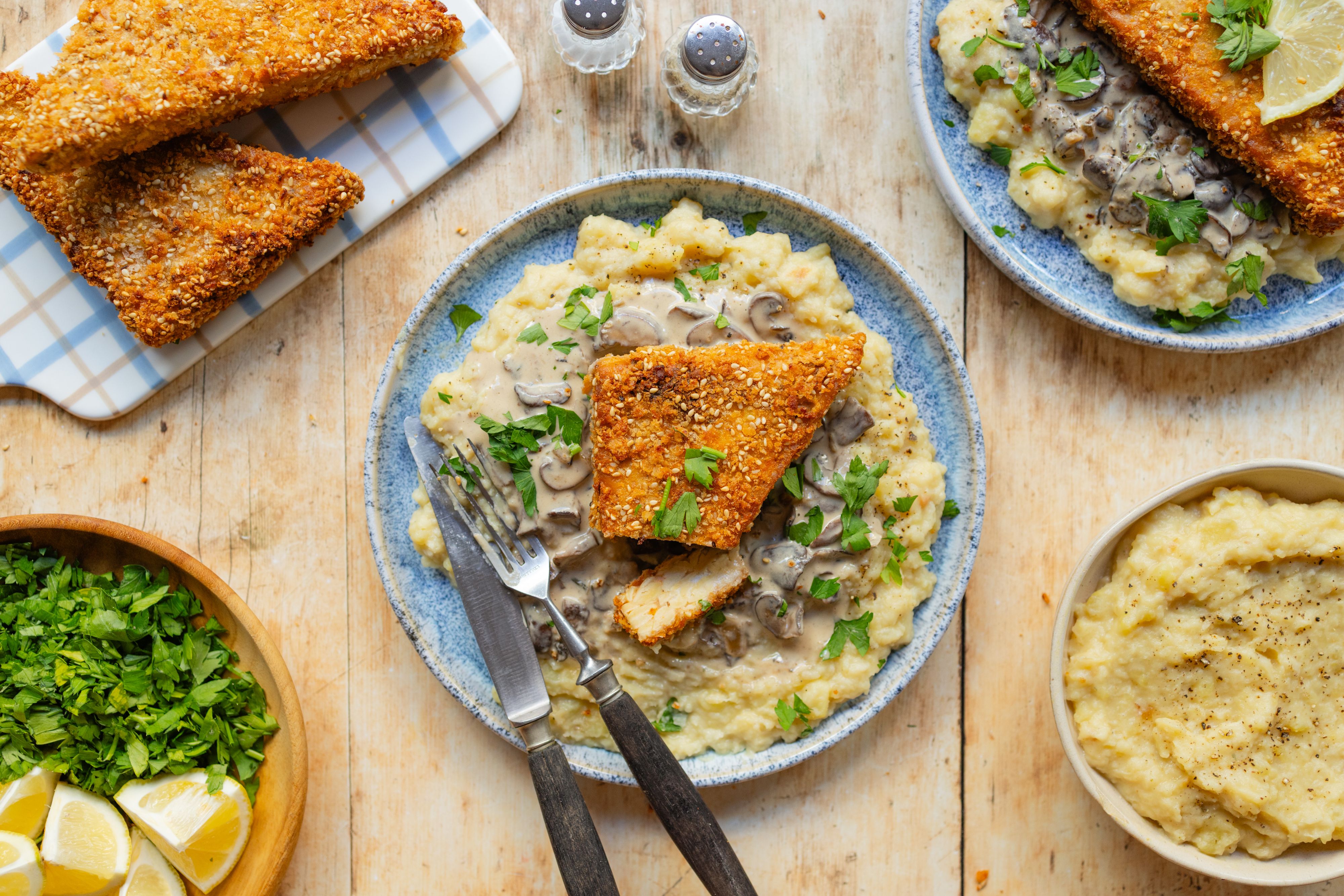 Knusprige Tempehschnitzel mit Kartoffel-Pastinaken-Püree und Pilzsoße
