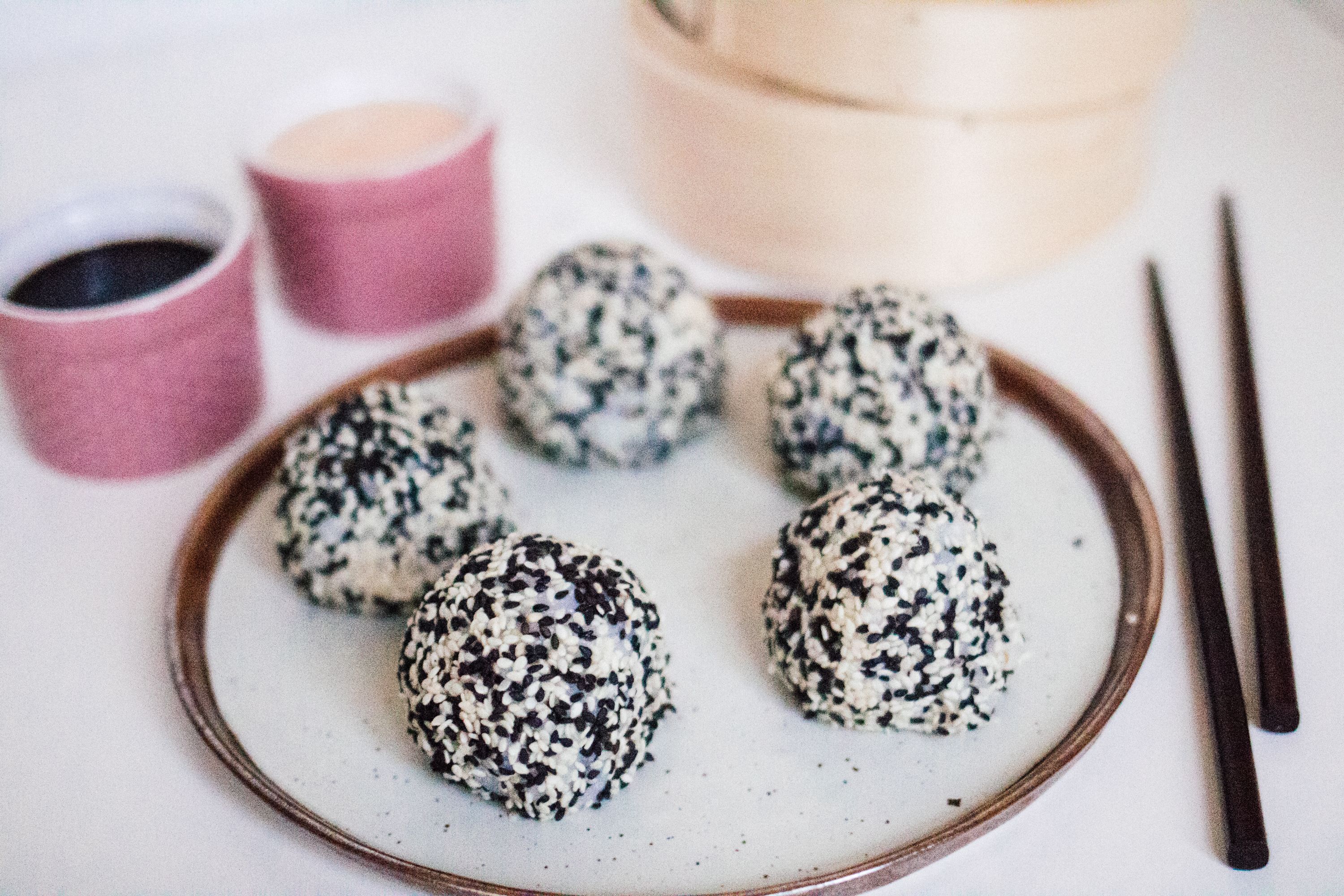 Onigiri-Bällchen mit Sriracha Mayo