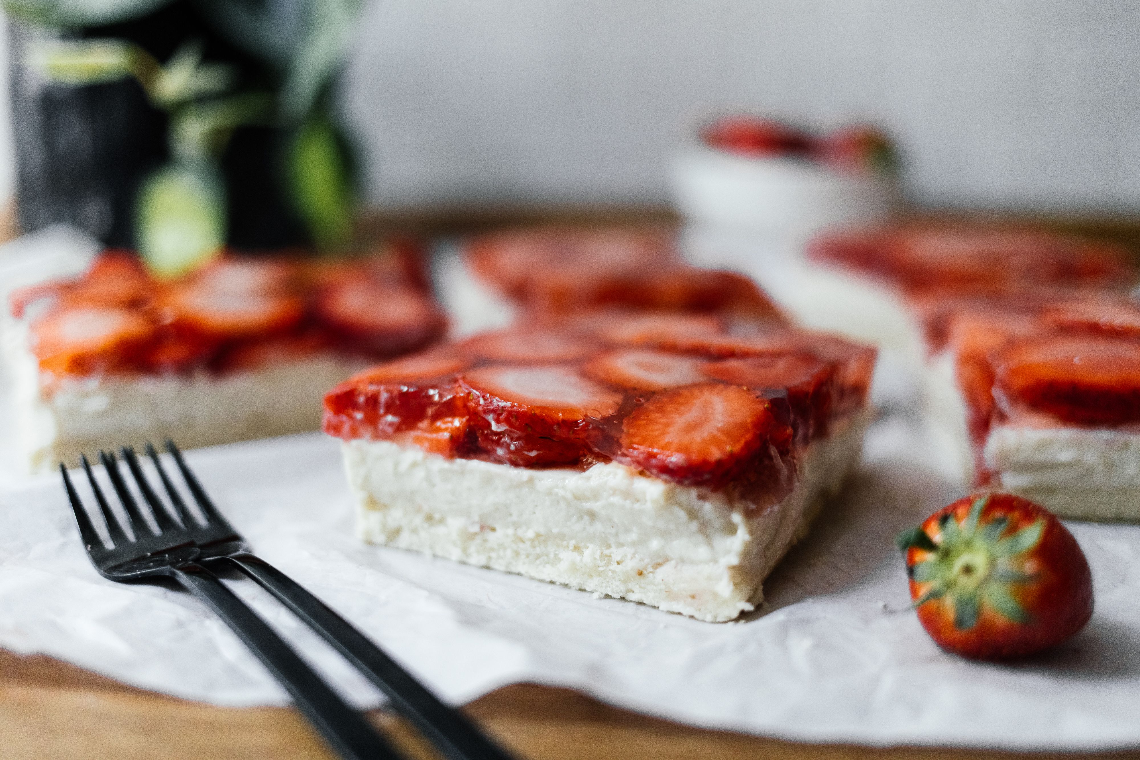 R742 Vegan Strawberry Sheetpan Cake with Vanilla Cream