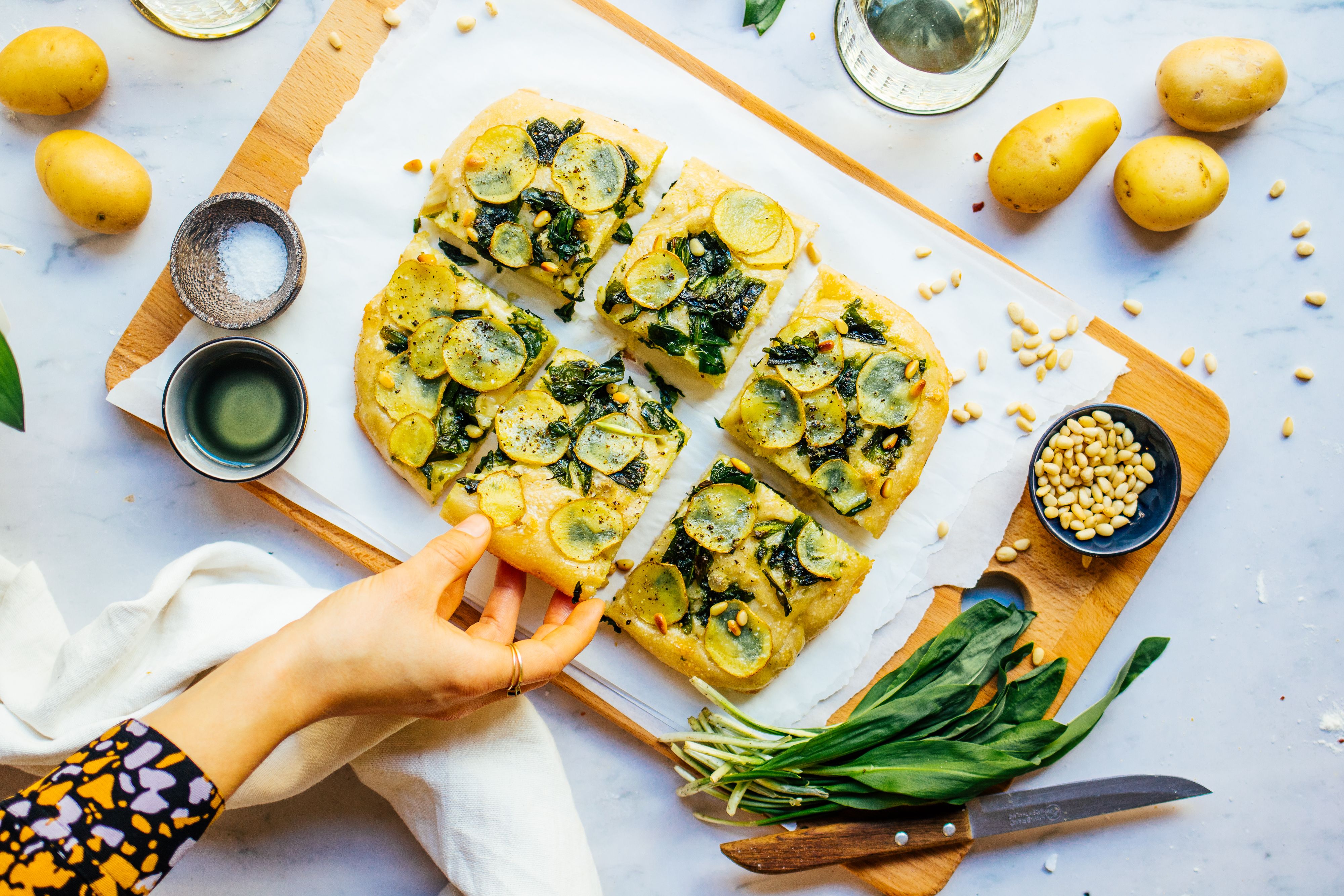 Vegane Bärlauch-Focaccia mit knusprigen Kartoffeln
