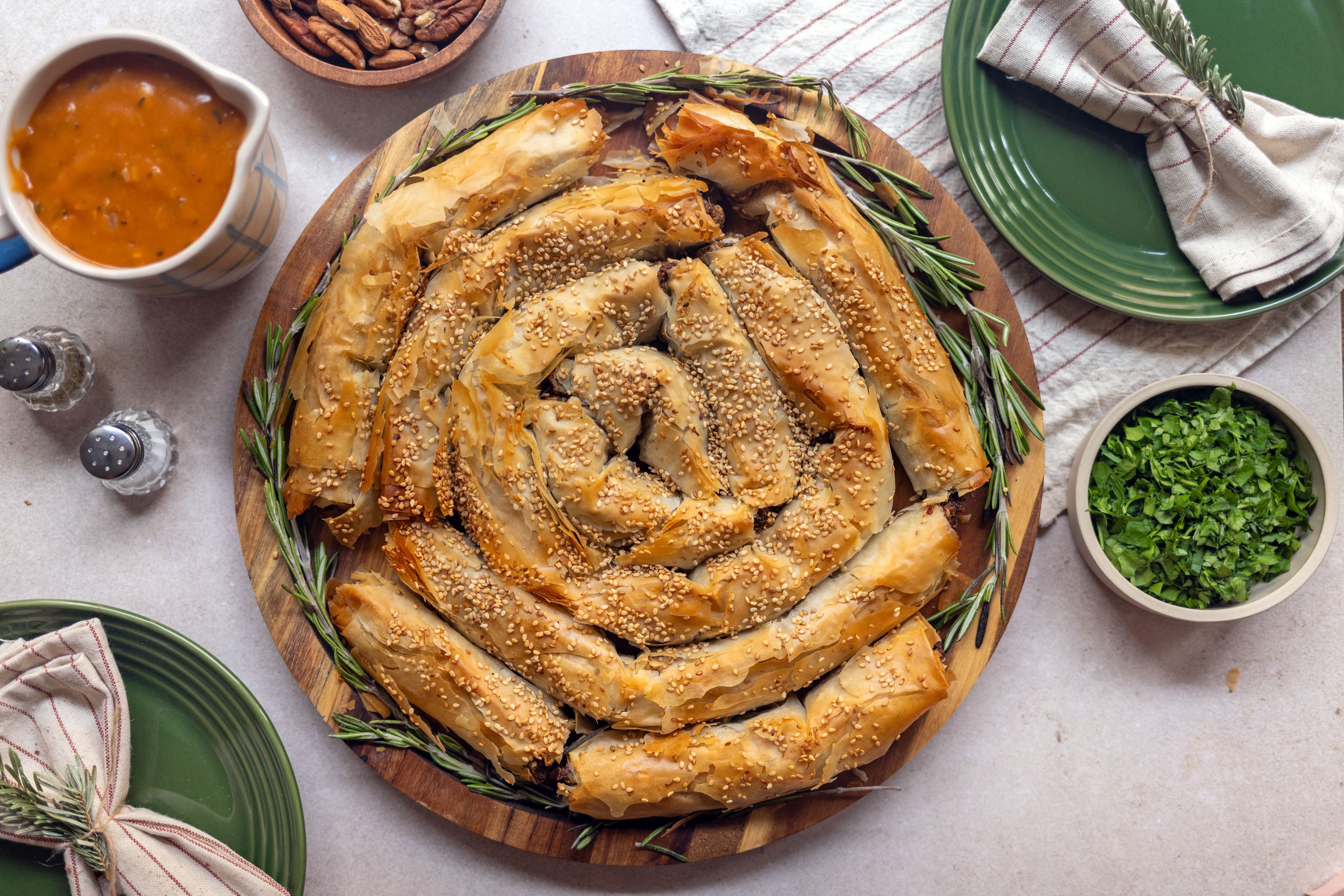 Veganer Nussbraten-Strudel mit schneller brauner Soße