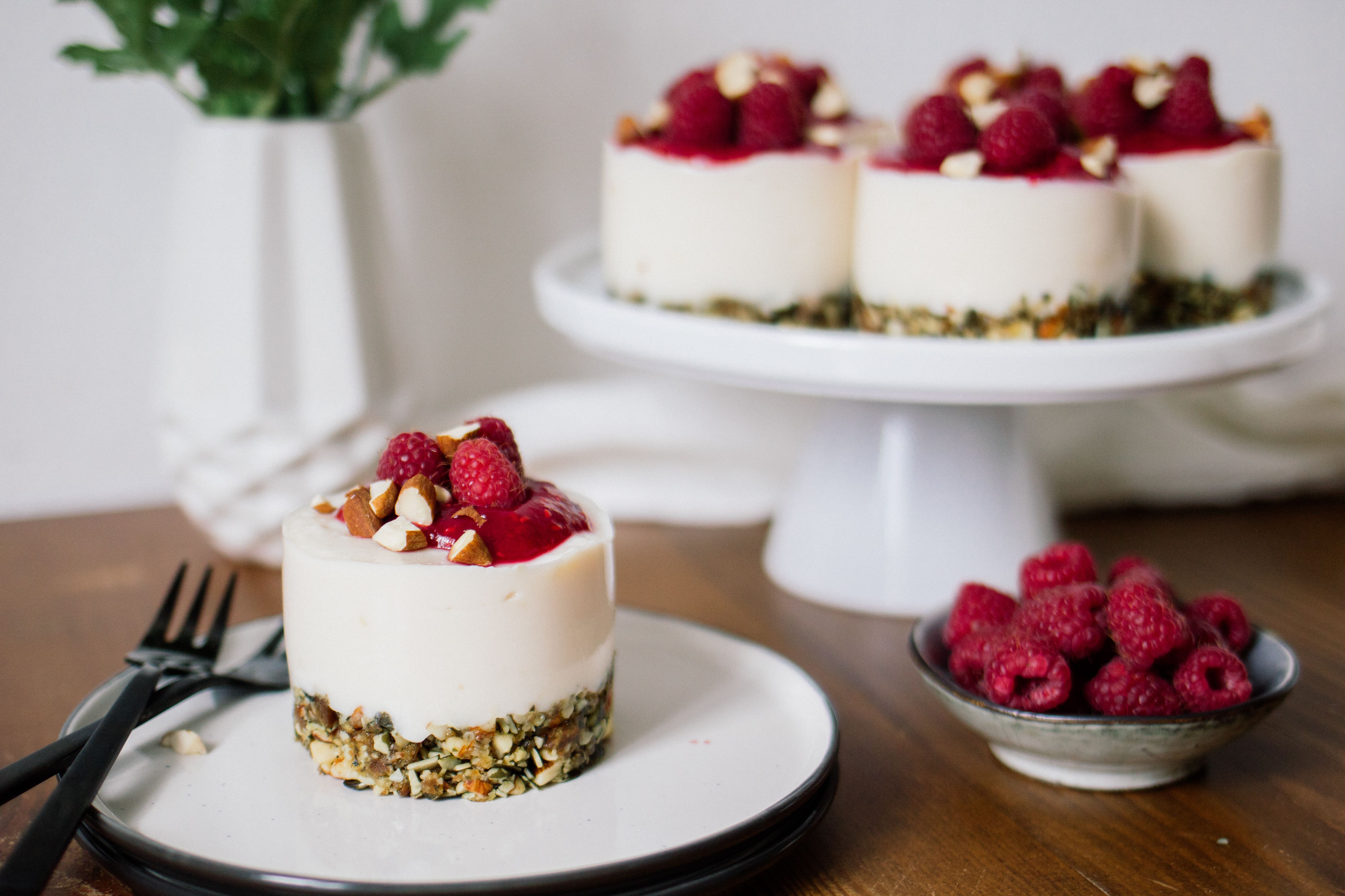 Vegan No-Bake Raspberry Yogurt Cakes