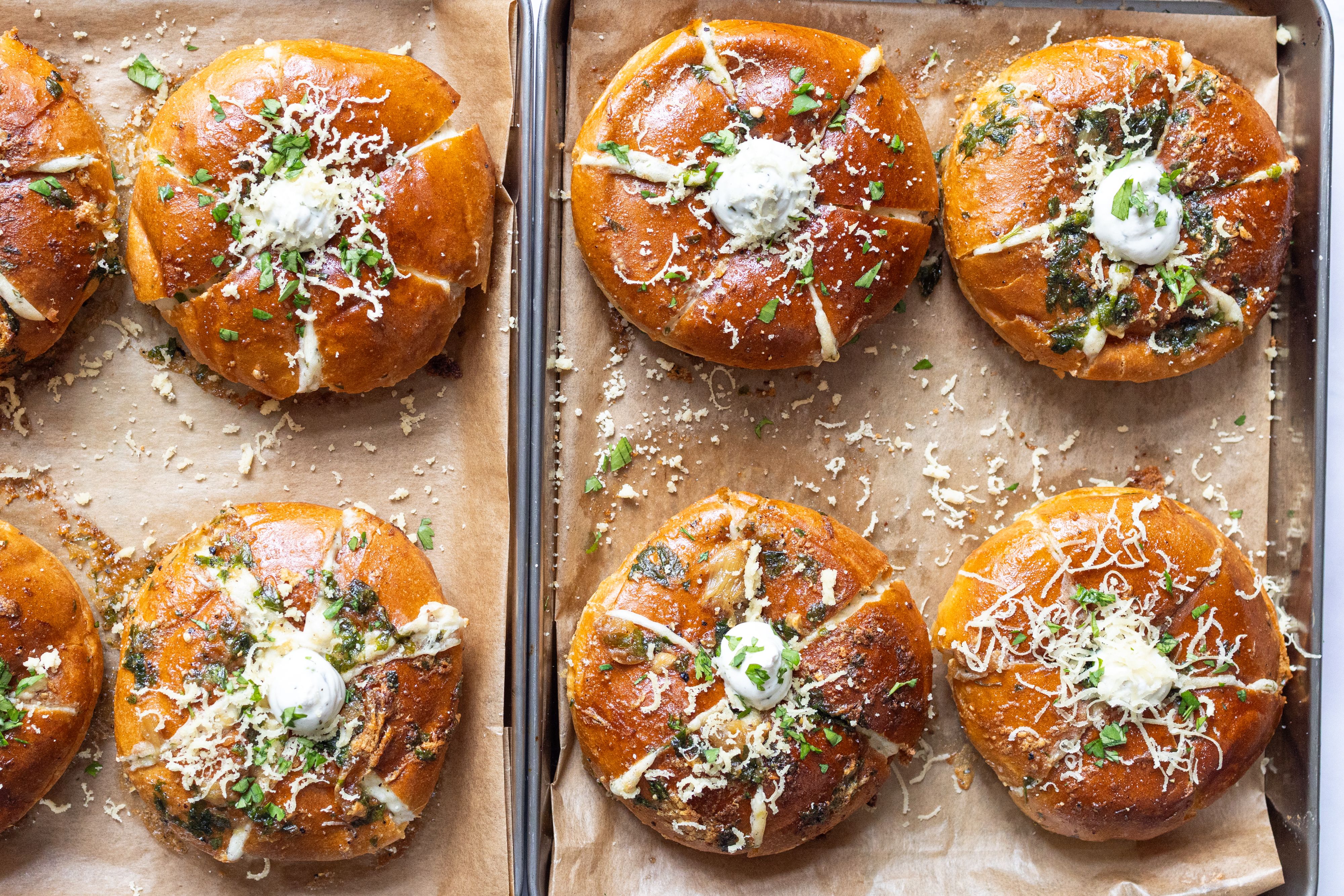 Vegane Frischkäsebrötchen mit Knoblauchbutter